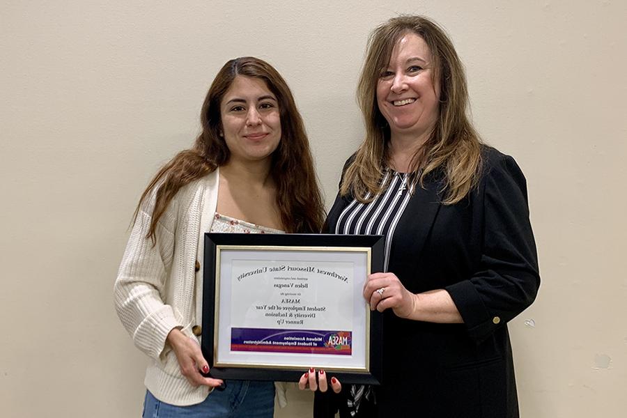 周三，葆拉·麦克莱恩向贝伦·瓦内加斯颁发了一份证书，承认她是中西部学生就业管理协会“年度多元化和包容性学生雇员”的亚军.